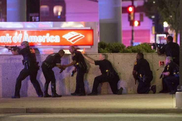 Dallas Police Officers taking cover and searching for threats